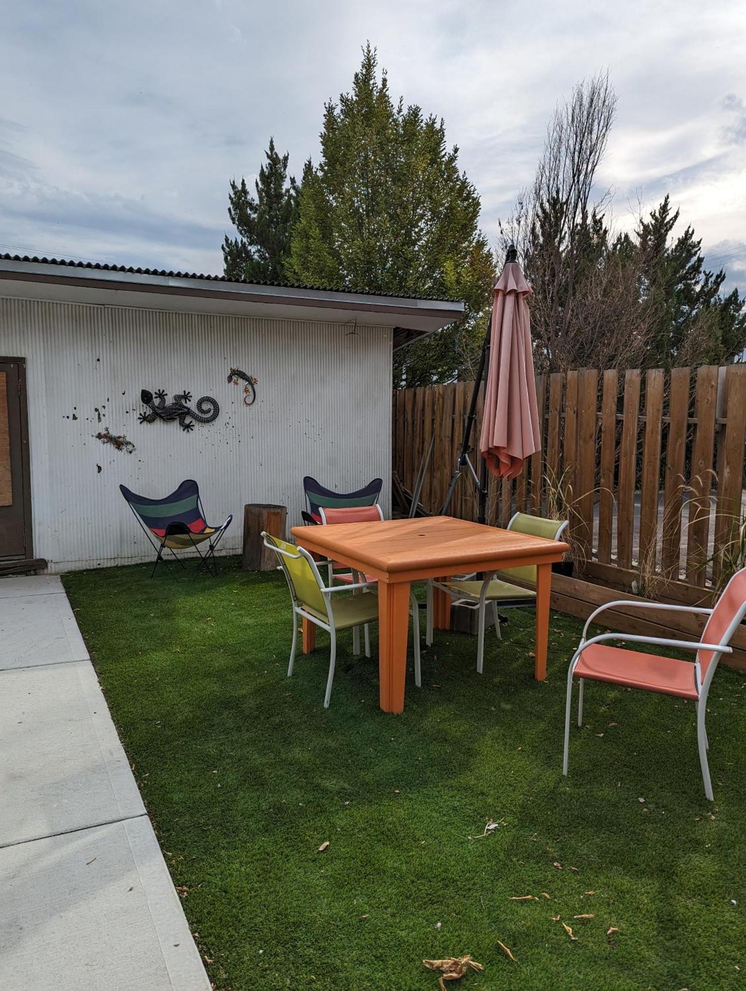 Laughing Llama Vernon Exterior photo